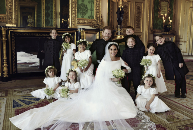 Královská rodina zveřejnila oficiální snímky z Harryho svatby.