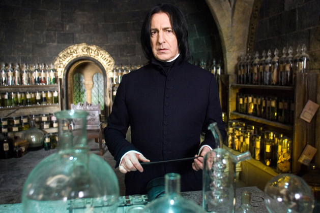 Alan Rickman jako Severus Snape.