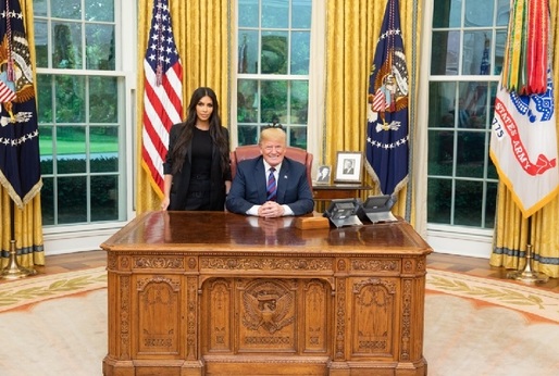 Celebrita Kim Kardashian se u Trumpa přimlouvala za drogovou dealerku.