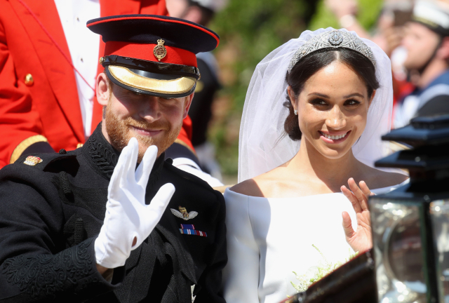 Princ Harry a Meghan vracejí svatební dary za 200 milionů.