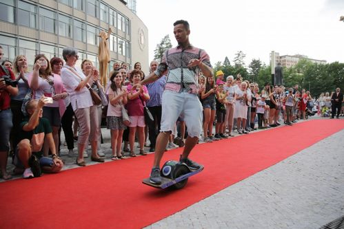 Ke koberci si zpěvák vzal onewheel scooter, kterým se projel od začátku červeného koberce až do centra dění festivalu. A diváci? Ti ho za vskutku originální příjezd odměnili potleskem!