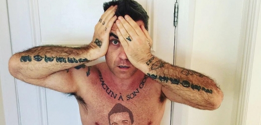 Zpěvák Robbie Williams v šoku. 