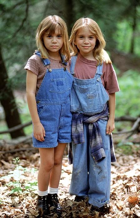 Ashley Olsen a Mary-Kate Olsen ve filmu Malé dohazovačky z roku 1995.