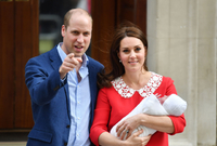 Princ Williams a vévodkyně Kate s narozeným potomkem.