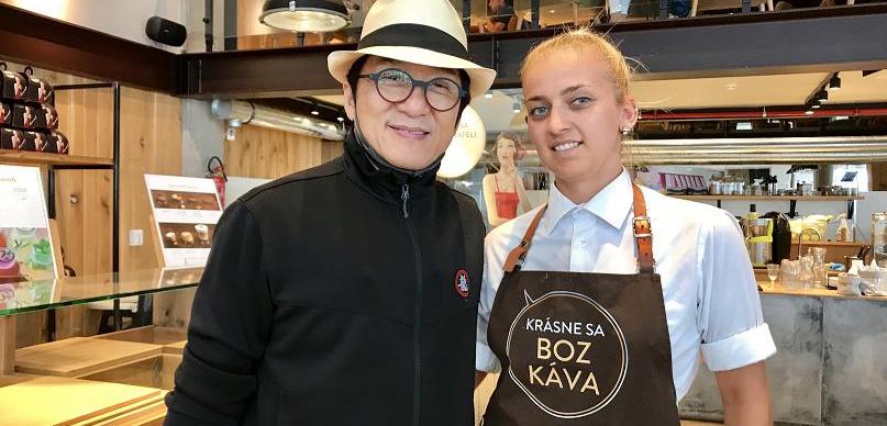 Slavný Jackie Chan snídal v Praze. 