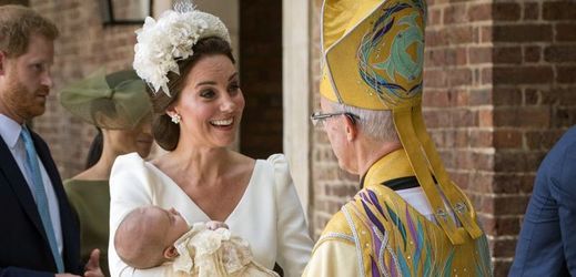Vévodkyně Kate s princem Louisem mluvící s arcibiskupem Justinem Welbym, v pozadí stojí princ Harry se svou manželkou Meghan.