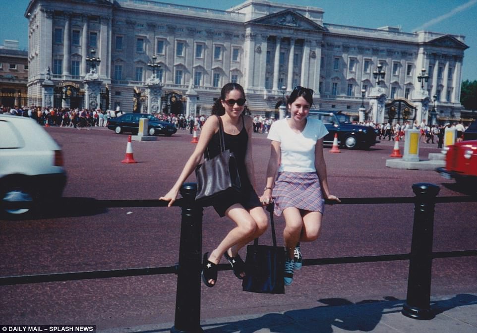 Patnáctiletá Meghan Markle s kamarádkou před Buckinghamským palácem.