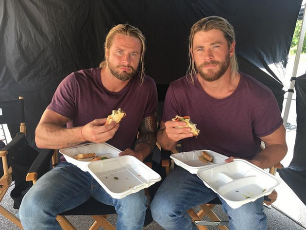 Chris Hemsworth (Thor) a Bobby Holland.