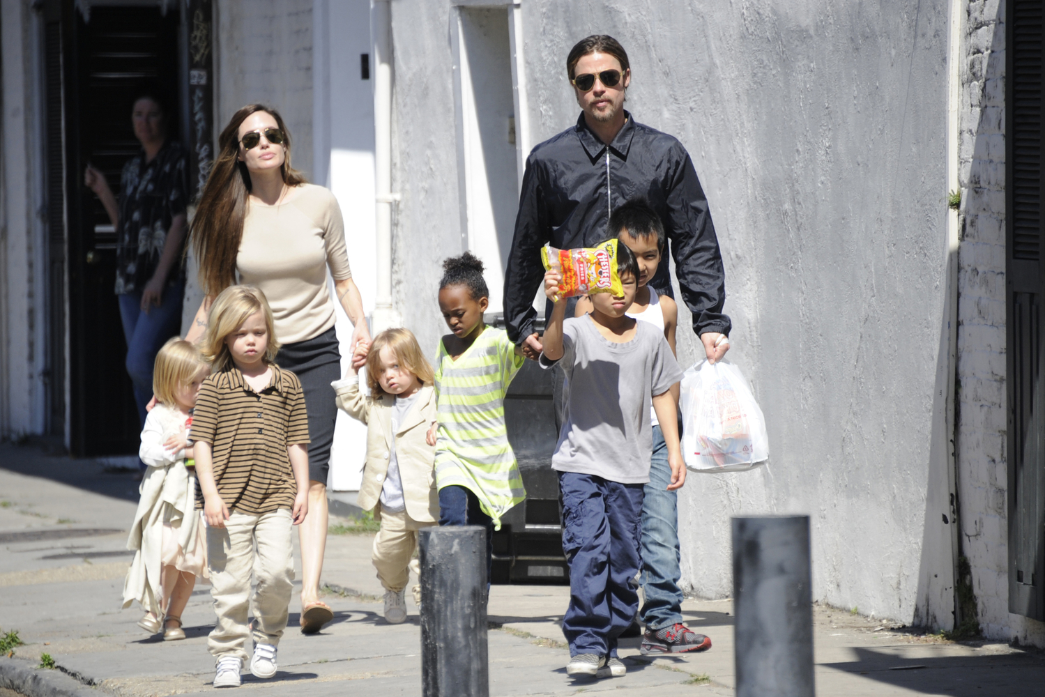 Angelina Jolie, Brad Pitt se svými šesti dětmi.