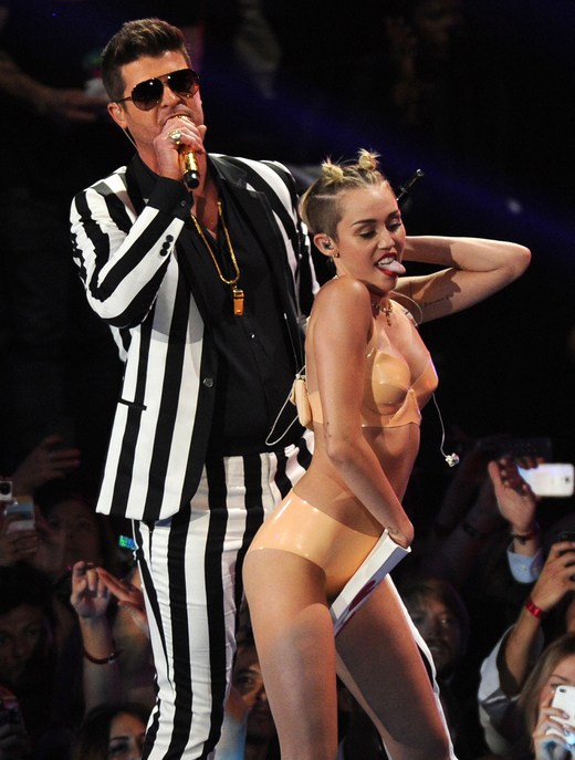 Miley Cyrus při svém vystoupení na cenách VMAs.