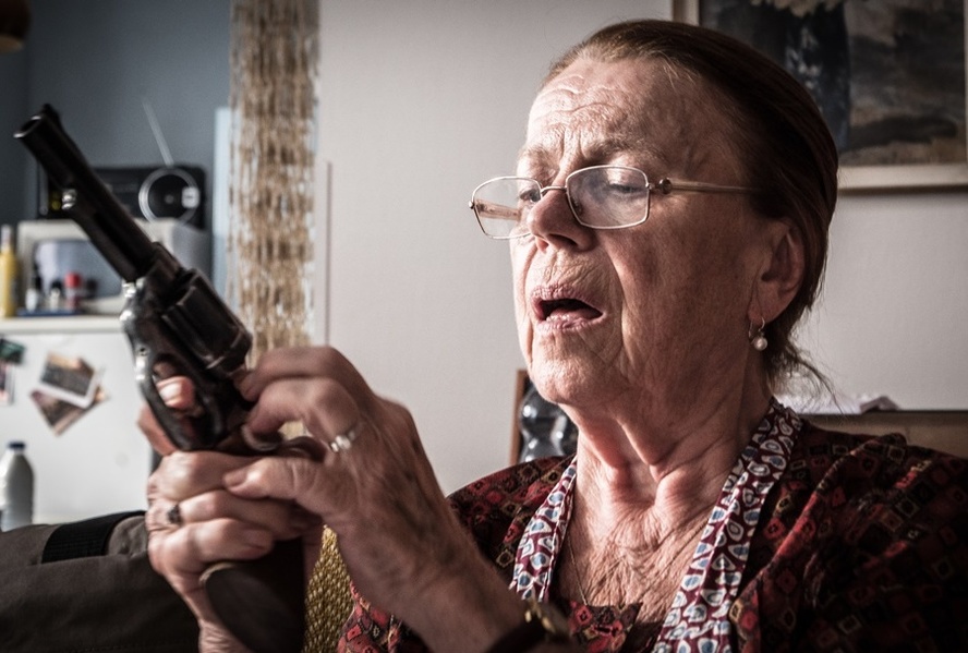 Iva Janžurová se v 77 letech učí střílet.
