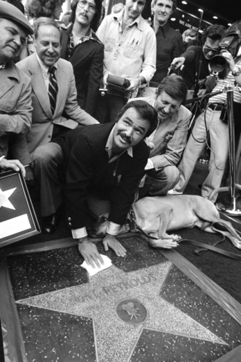 Americký herec Burt Reynolds u své hvězdy na chodníku slávy v Hollywoodu.