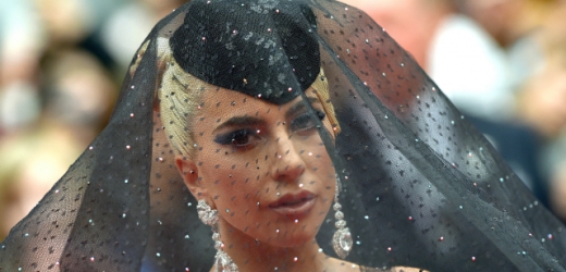 Lady Gaga stále trpí posttraumatickým syndromem. 