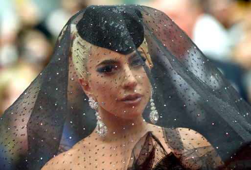Lady Gaga stále trpí posttraumatickým syndromem. 