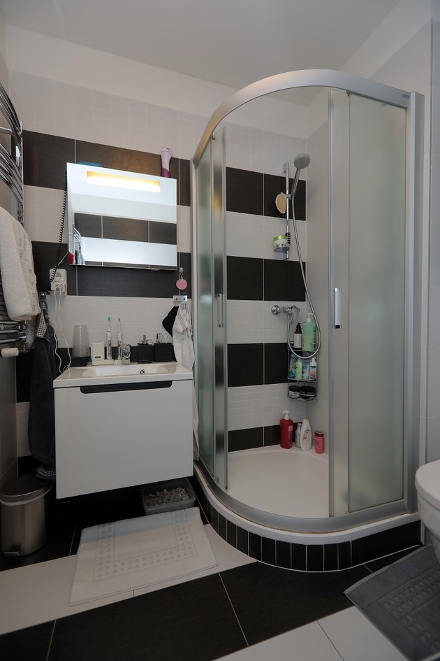 Také koupelna je zařízena v moderním a jednoduchém stylu. 