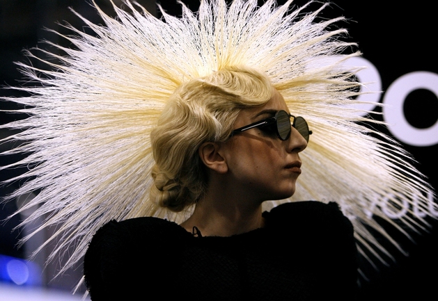 Jedna ze zpěvaččiných nejoblíbenějších paruk. Dlouhé blond vlasy nalakované do tvaru paprskovitého klobouku. (2010)