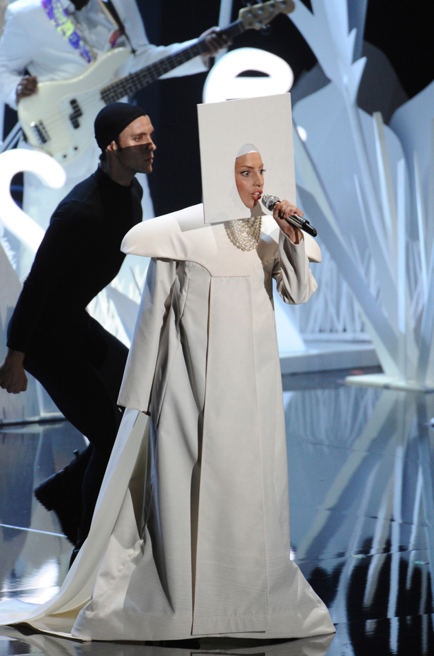 Vizuálně bohaté bývají i její koncerty. Jedním z kostýmů, které oblékla při vystoupení na MTV Video Music Awards byl i tento bílý čtverec. (2013)