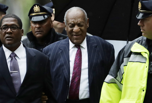 Americký komik Bill Cosby (první zleva) na cestě k soudu.