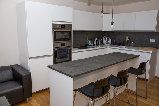 Kuchyně je postavena v jednoduchém a čistém severském stylu.