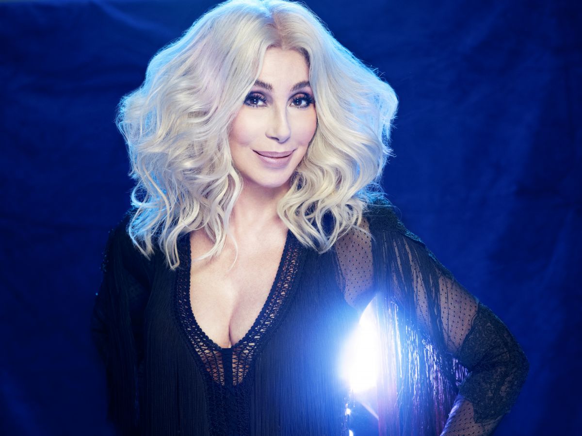Cher miluje experimenty. Kromě černých vlasů se představila i jako blondýna.
