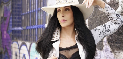 Cher je zpět, na nových fotkách vypadá o třicet let mladší.