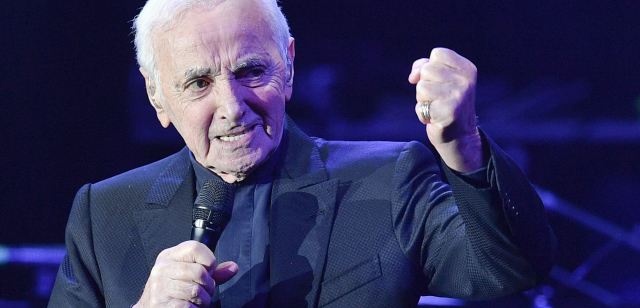 Zemřel francouzský šansoniér Charles Aznavour.