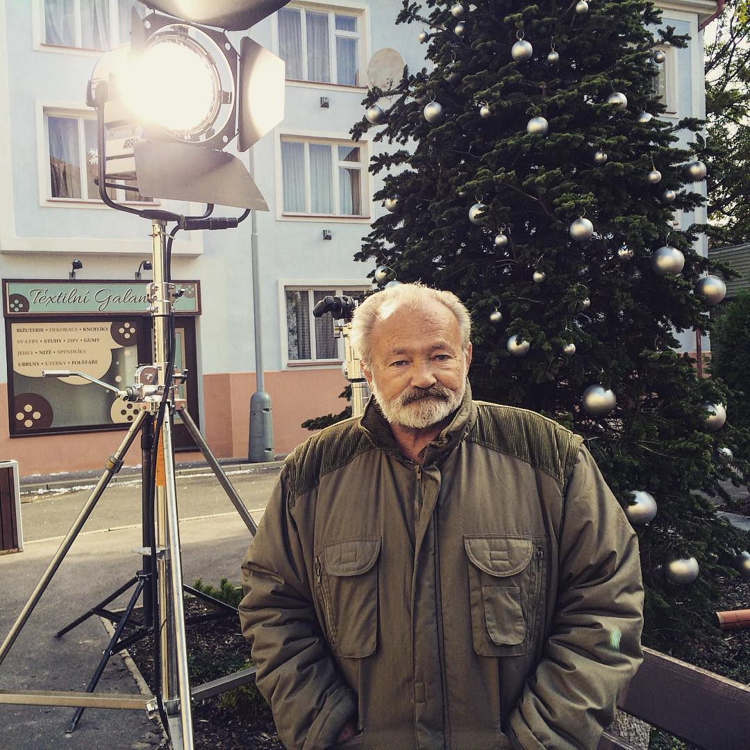Rudolf Hrušínský během natáčení seriálu.