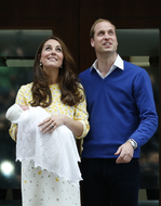Když porodila dceru Charlotte, získala za žluté šaty v zahraničním médiích velkou pochvalu.