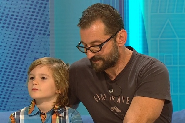 Malý Áron se s tatínkem objevil na obrazovkách televize.