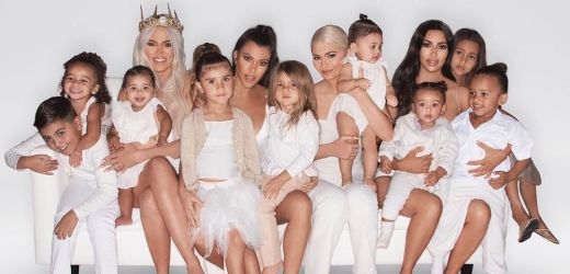 Kim Kardashian se svými sestrami a všemi dětmi.