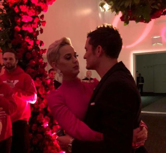 Zpěvačka Katy Perry a pirát Orlando Bloom se zasnoubili