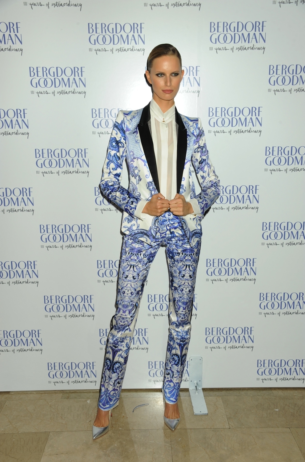 Po velmi nevšedním outfitu sáhla i česká supermodelka Karolína Kurková v roce 2012 na akci v New Yorku. Bilý oblek se vzorem inspirovaným tradičním porcelánem cibulákem je od návrháře Roberta Cavalliho.
