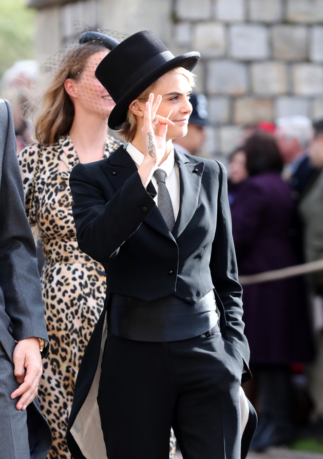 Jedním z nejzajímavěji oblečených hostů na svatbě britské princezny Eugenie minulý rok byla modelka Cara Delevingne. Pro netradiční volbu nejdřív musela získat schválení nevěstou. Oblek je značky Armani.