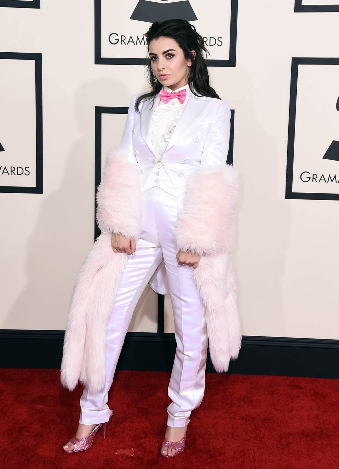 Zpěvačka Charli XCX svou módou ráda poutá pozornost. Tento bílo-růžový model značky Moschino zvolila na předávání cen Grammy v roce 2015.