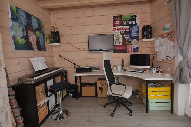 ... a také malé nahrávací studio.