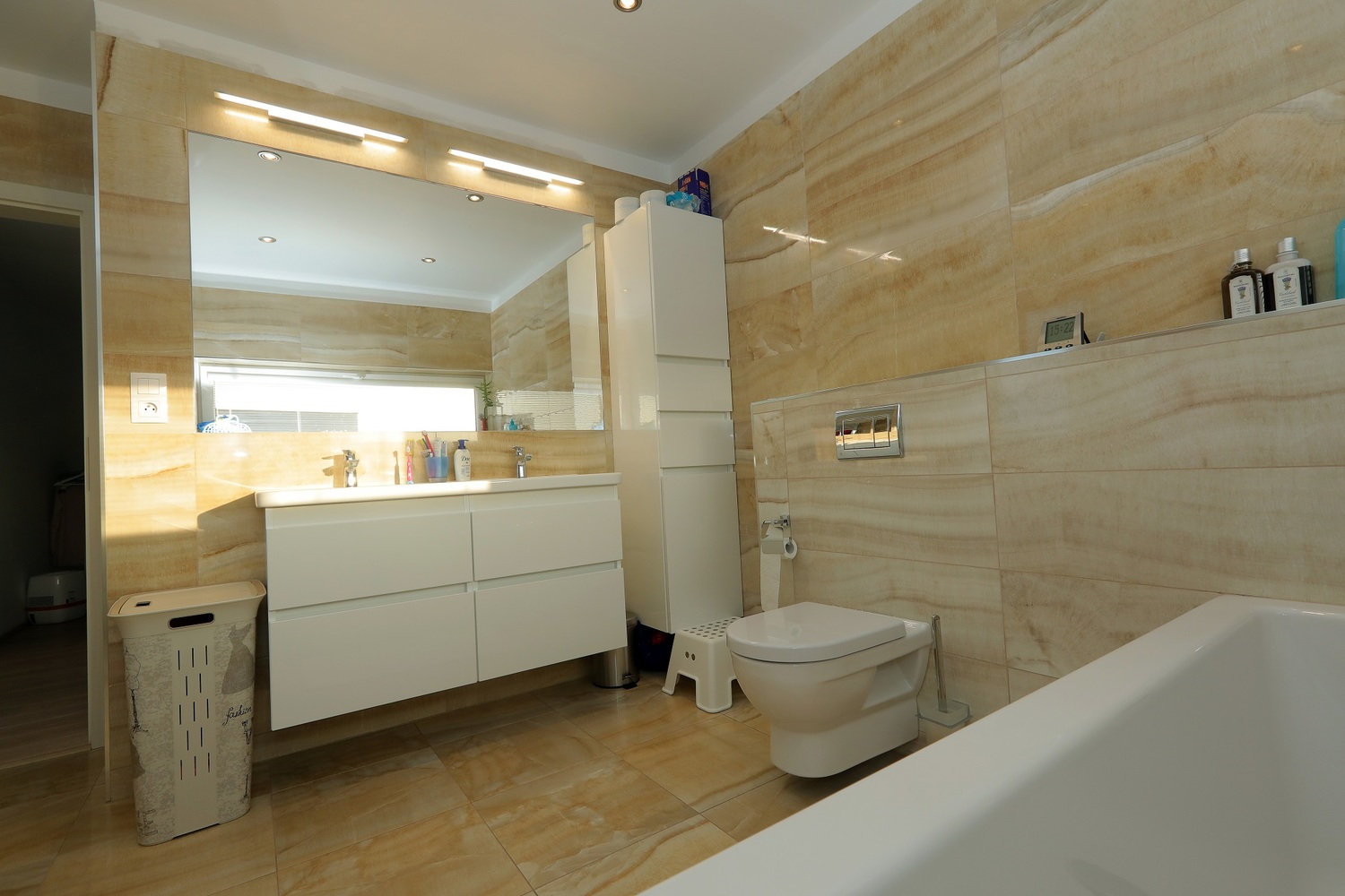 Také koupelna je zařízena jednoduše a moderně.