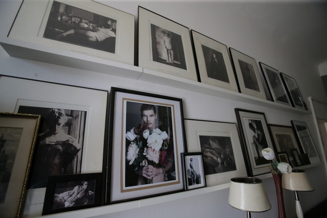 Každý volný kousek na zdi je samozřejmě plný Vanových fotek.