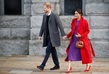 Vévodkyně se obvykle obléká v neutrálních barvách. Mnohé proto překvapila v této červeno-fialové kombinaci při návštěvě britského Birkenheadu. Vzdala tak hold princezně Dianě, která tuto kombinaci během svého života oblékla hned několikrát.