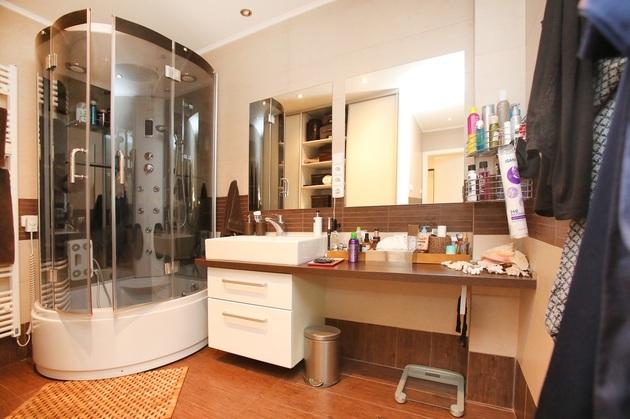 Dominantou koupelny je velký sprchový kout s masážními tryskami.