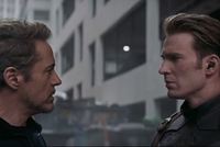 Iron Man (vlevo) a Captain America znovu spolu. V novém traileru se usmířili.