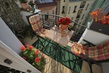 V bytě nechybí ani posezení na balkonku s výhledem na vinohradskou zástavbu.