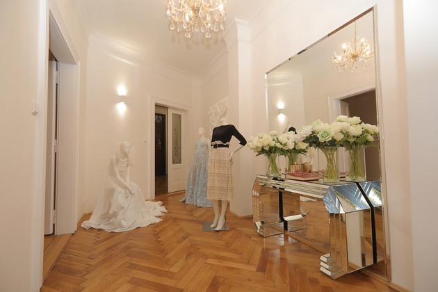 Kromě šatů jsou místnosti plné designového nábytku a květin.