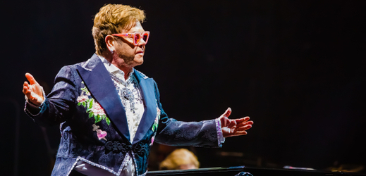 Anglický zpěvák Elton John.