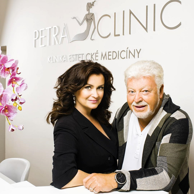 Petra Řehořková s Milanem Drobným na klinice, kde zpěvák podstoupil neinvazivní zákrok.