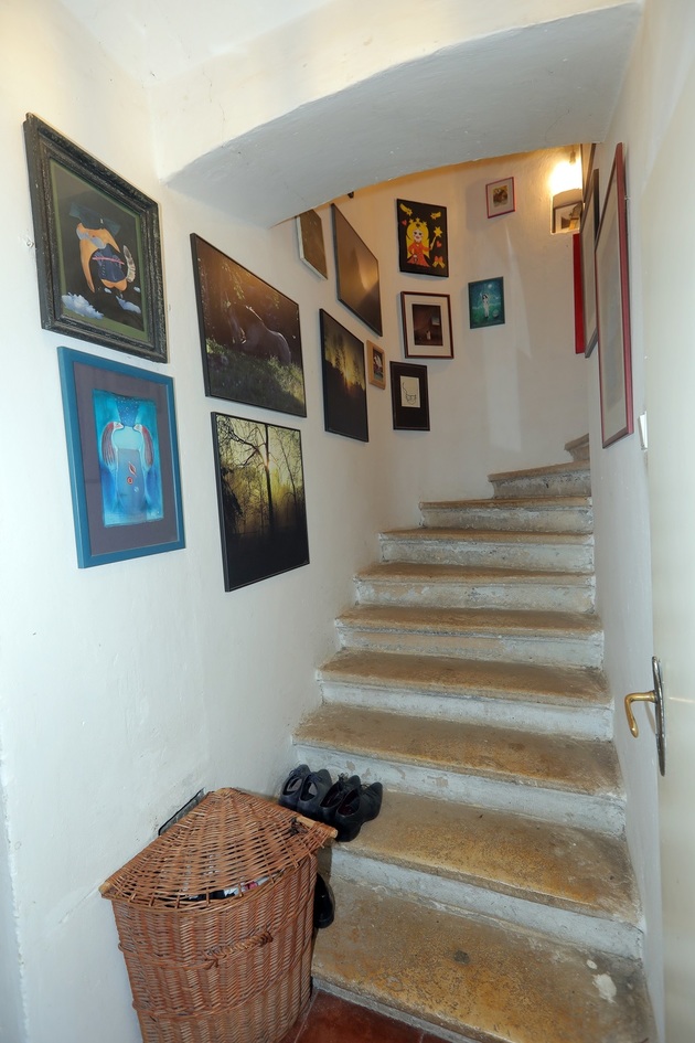 ... nebo starobylé schodiště, vyzdobené obrazy.