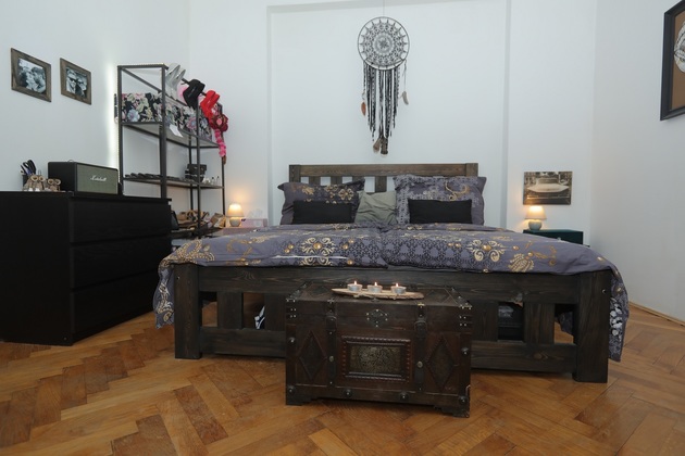Dominantou ložnice je postel dělaná na míru, ale výrazný je také lapač snů.