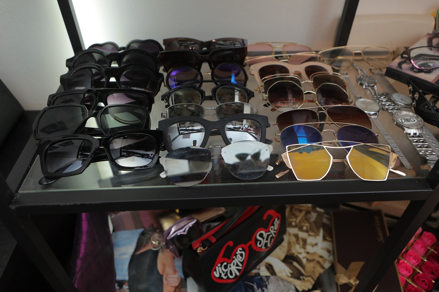 Sbírka slunečních brýlí je obdivuhodná.