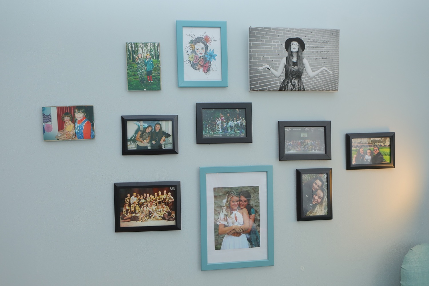 Zdi zdobí řada fotografií rodiny a přátel.