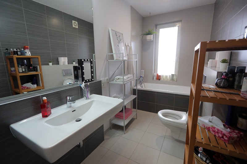 Stejně jako celý byt je i koupelna moderní a jednoduchá.