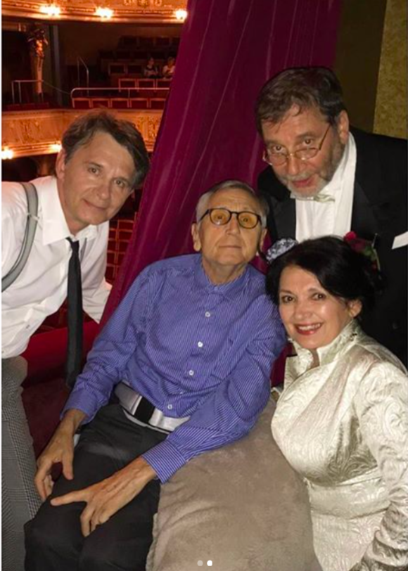 Na snímku z vinohradského divadla je vidět, že Menzel je upoután na vozík.